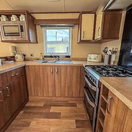 Gorgeous 6 Berth Caravan With Decking And Wi-Fi At Broadland Sands Ref 20377Bs Hopton on Sea Экстерьер фото