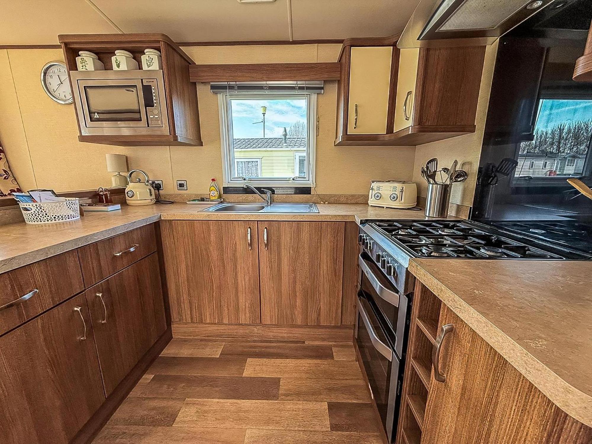 Gorgeous 6 Berth Caravan With Decking And Wi-Fi At Broadland Sands Ref 20377Bs Hopton on Sea Экстерьер фото