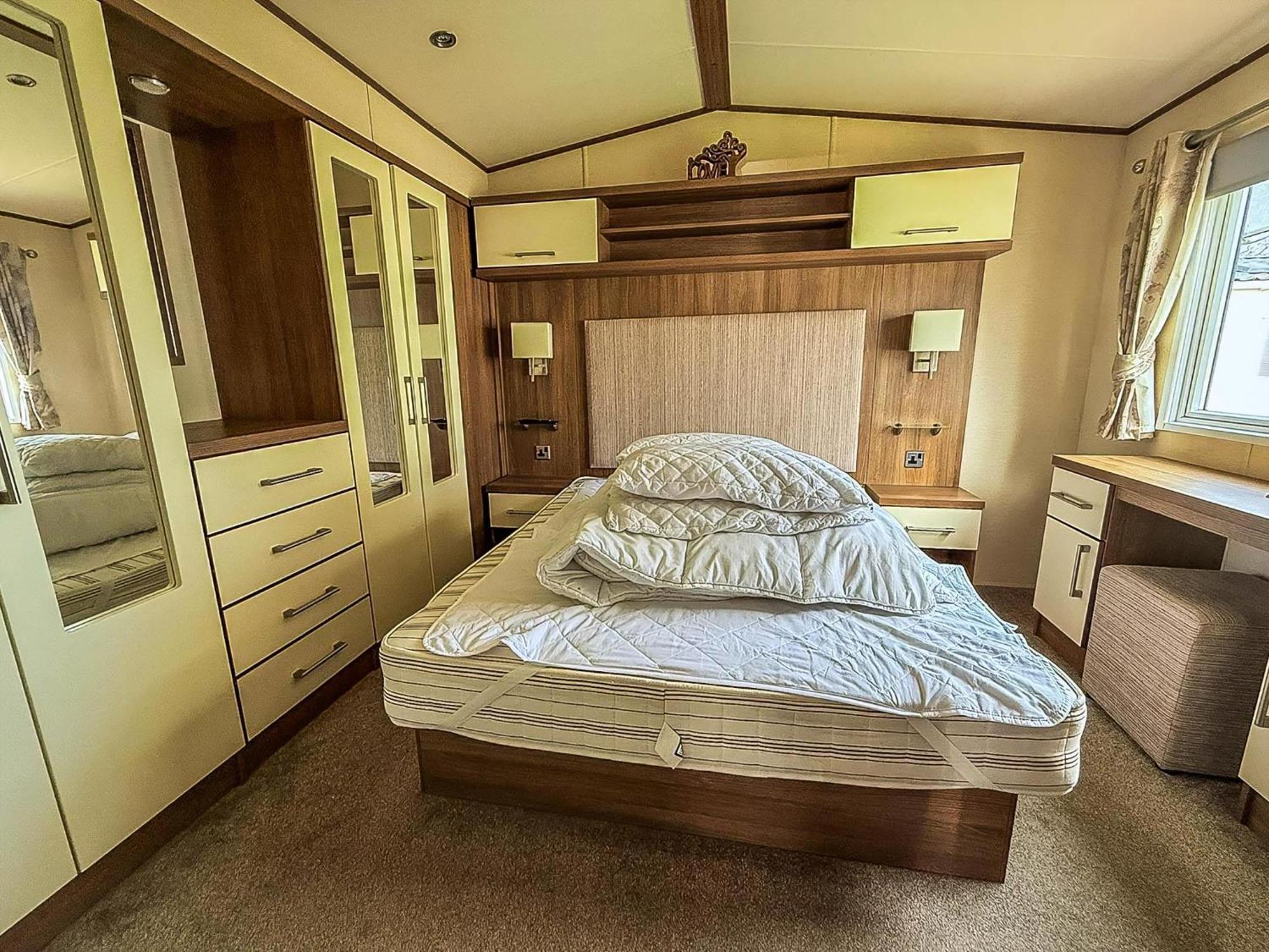 Gorgeous 6 Berth Caravan With Decking And Wi-Fi At Broadland Sands Ref 20377Bs Hopton on Sea Экстерьер фото