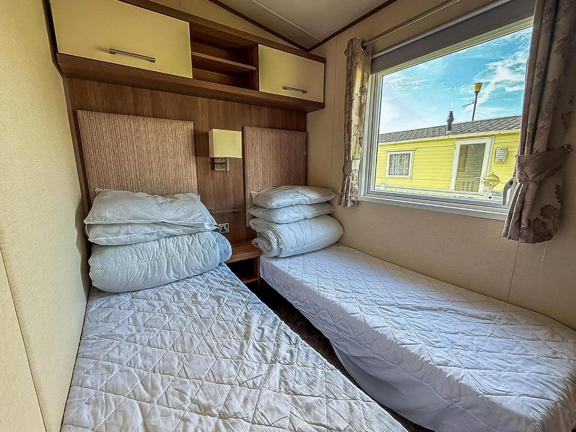 Gorgeous 6 Berth Caravan With Decking And Wi-Fi At Broadland Sands Ref 20377Bs Hopton on Sea Экстерьер фото