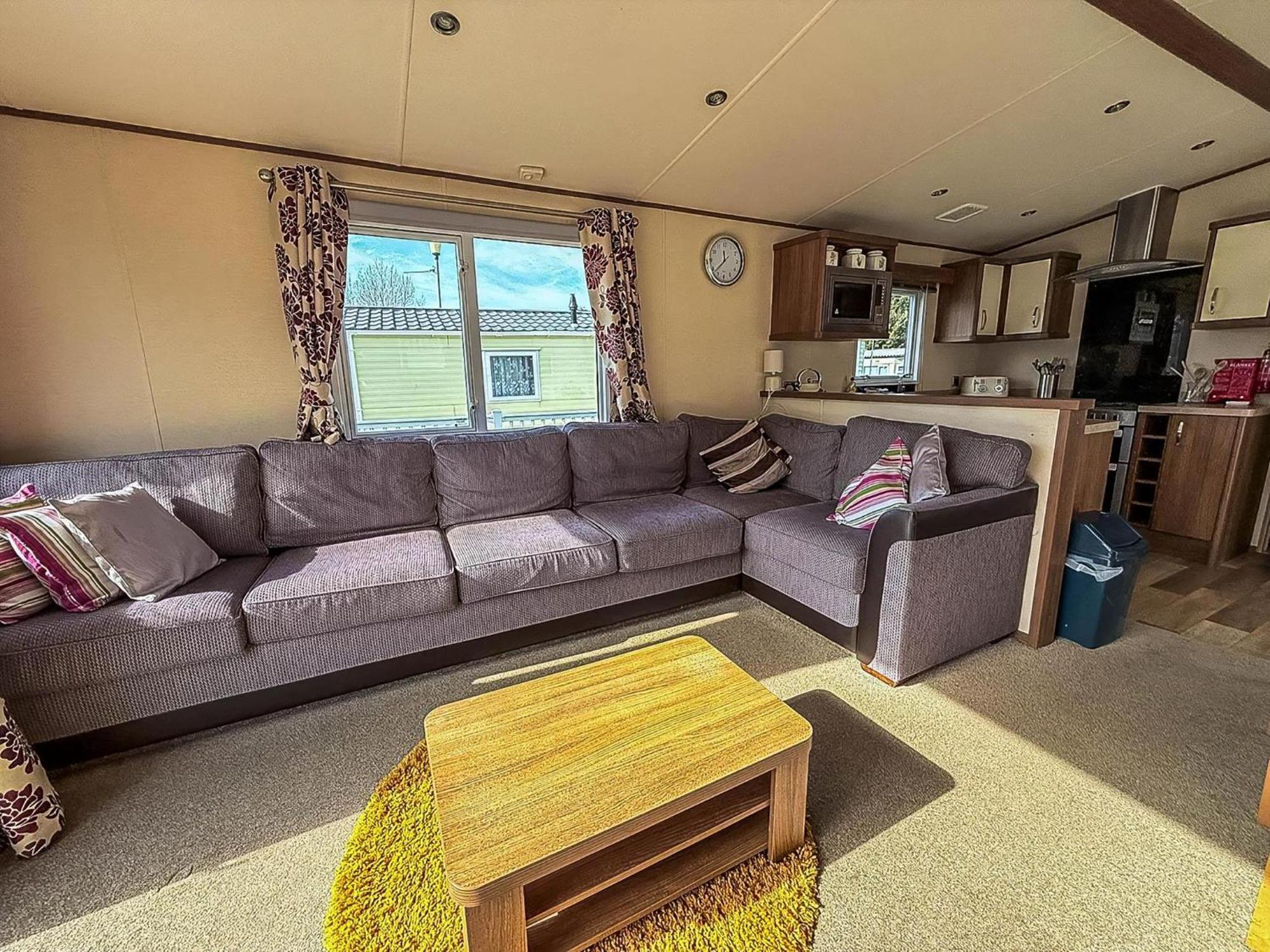 Gorgeous 6 Berth Caravan With Decking And Wi-Fi At Broadland Sands Ref 20377Bs Hopton on Sea Экстерьер фото