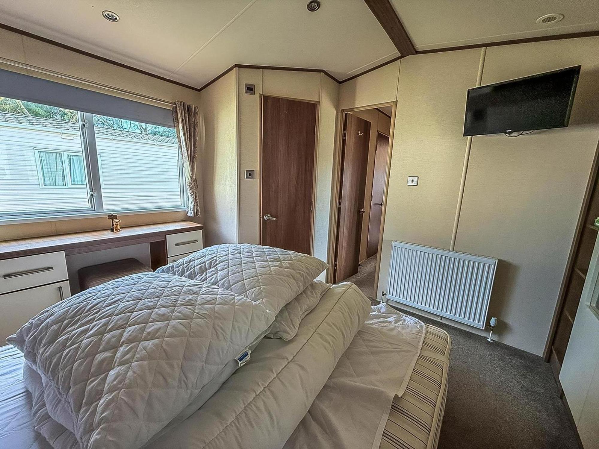 Gorgeous 6 Berth Caravan With Decking And Wi-Fi At Broadland Sands Ref 20377Bs Hopton on Sea Экстерьер фото