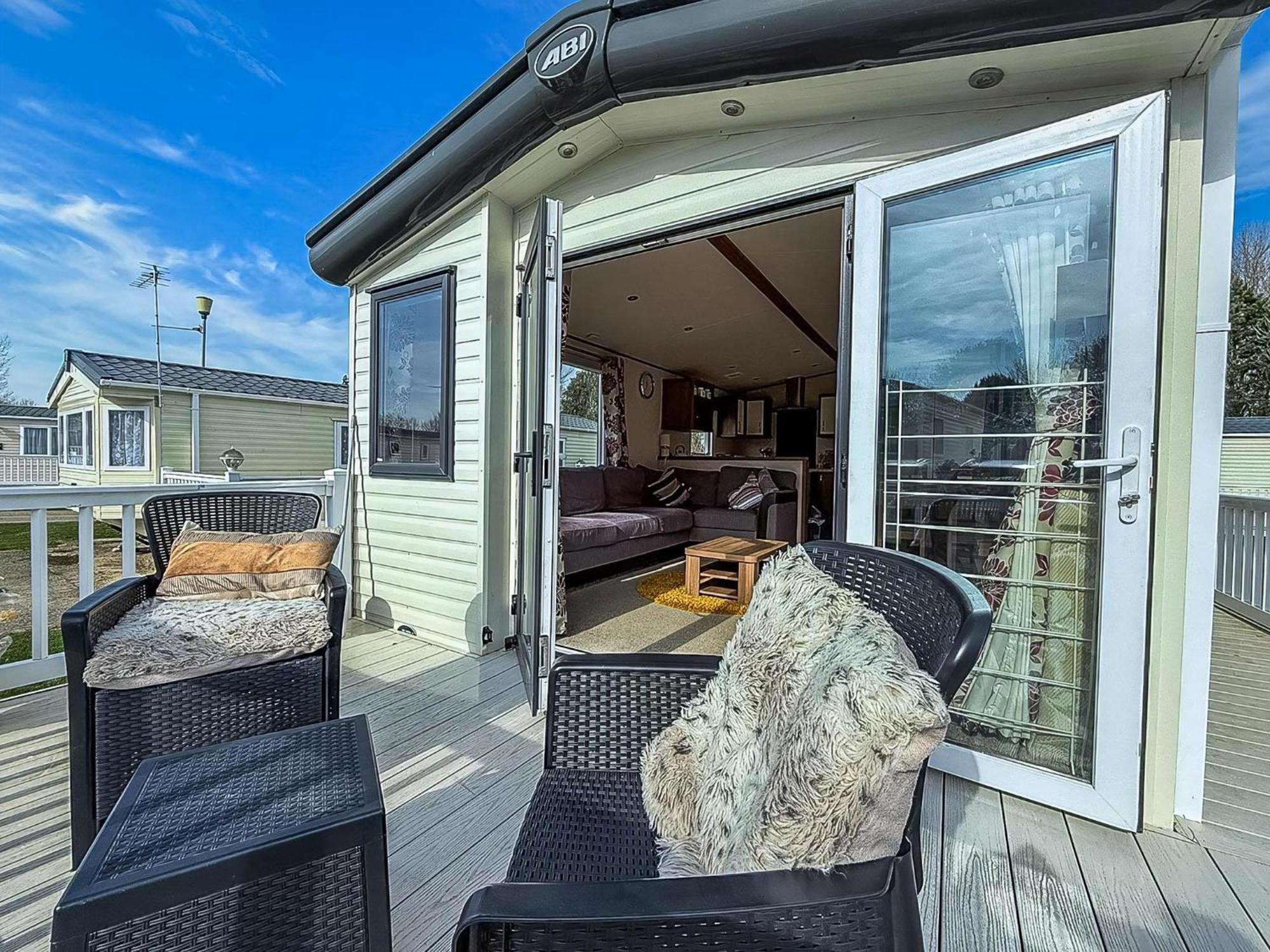 Gorgeous 6 Berth Caravan With Decking And Wi-Fi At Broadland Sands Ref 20377Bs Hopton on Sea Экстерьер фото
